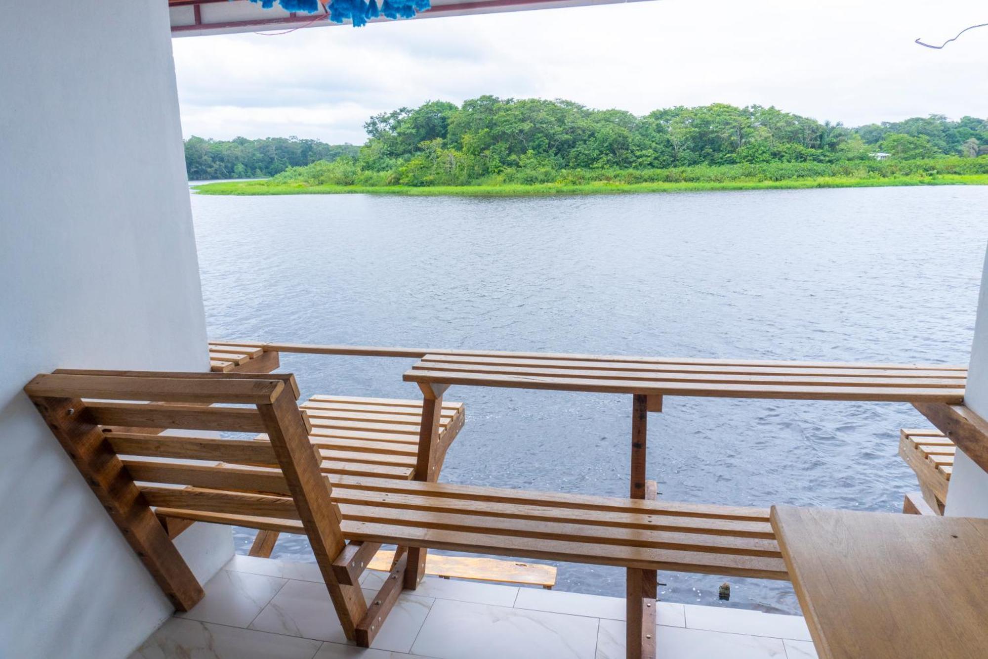 Pura Natura Riverside Couette-café Tortuguero